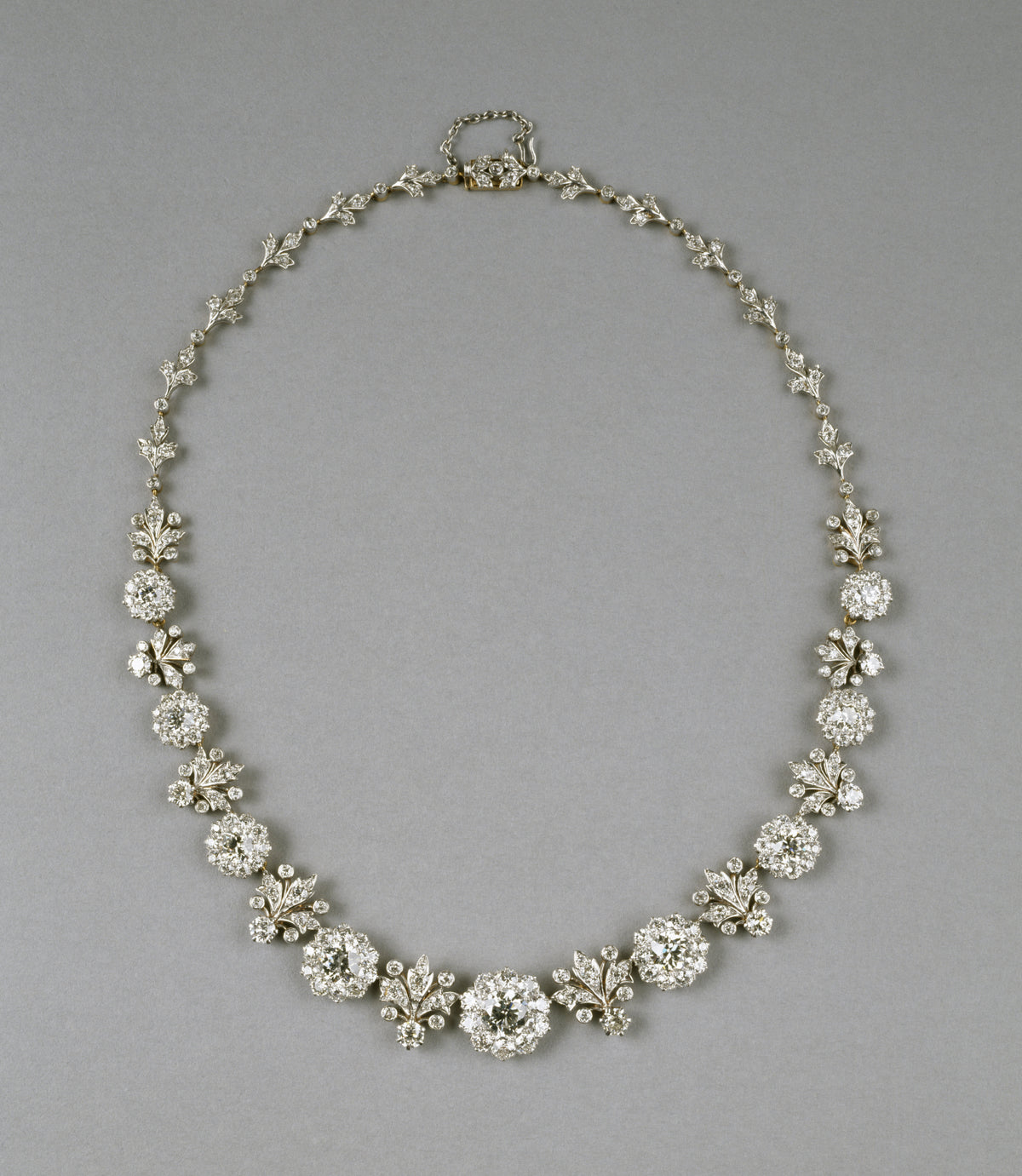 ティファニー、1904年頃の265石のダイヤモンドを用いたネックレス。Walters Art Museum / CC BY-SA 3.0。美術館所蔵品の参考写真で、販売商品ではありません。